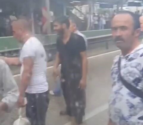 Bursa’da sağanak yağışta yolda kalanlar otobüsün önünü kesti