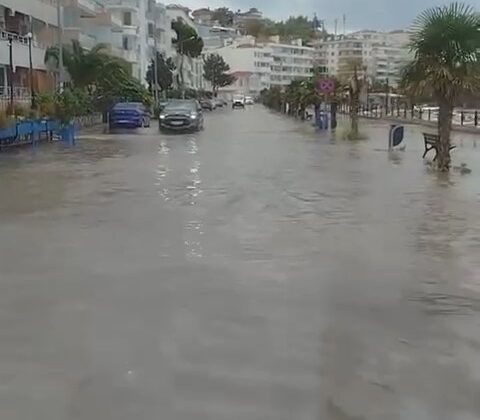 Bursa’da yağan yağmur yolları göle çevirdi