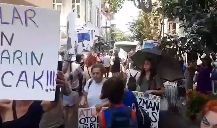 Büyükada’da “Azmanbüsler” davul zurna eşliğinde protesto edildi