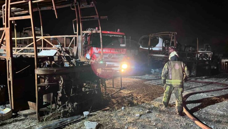 Büyükçekmece’de hurda otobüslerin bulunduğu alanda yangın