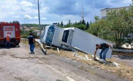 Büyükçekmece’de yağmur nedeniyle kayganlaşan yolda kamyon devrildi: 1 yaralı