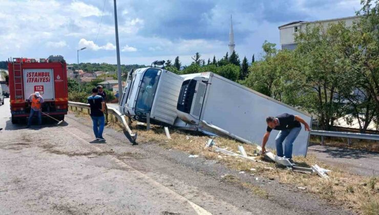 Büyükçekmece’de yağmur nedeniyle kayganlaşan yolda kamyon devrildi: 1 yaralı