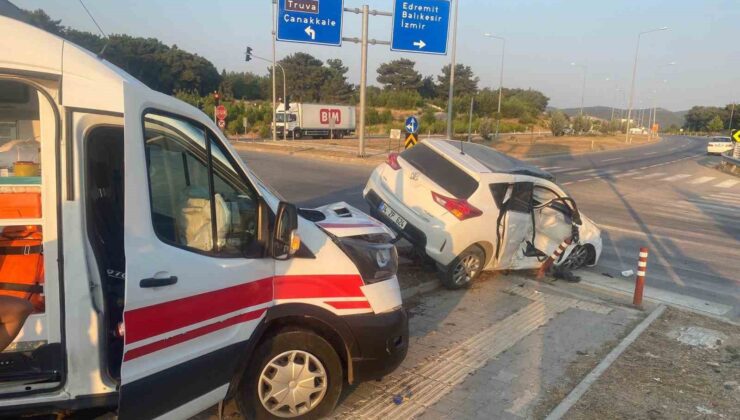 Çanakkale’de ambulans ile otomobil çarpıştı: 3 yaralı