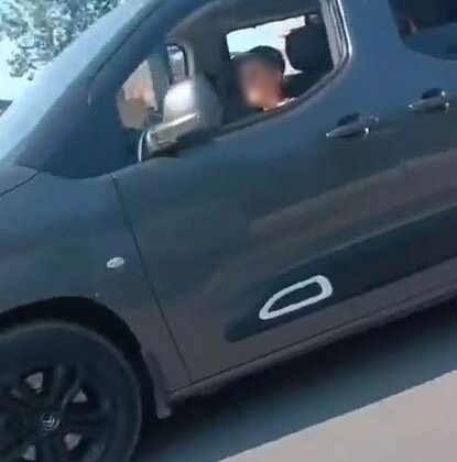 Dedesinin aracını kaçırarak trafiğe çıkan çocuk, polise yakalandı