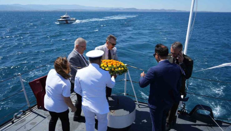 Deniz şehitlerinin anısına Sahil Güvenlik hücumbotu ile denize çelenk bırakıldı