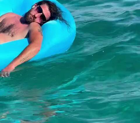 Deniz yatağında uykuya daldı, 2 mil ötede görenler şaşırdı