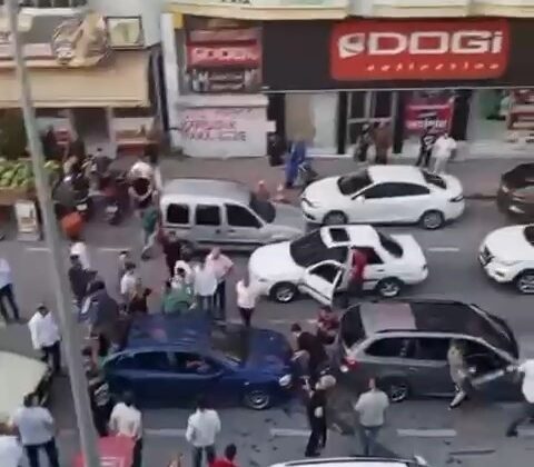 Düğün konvoyu kaza yaptı, ortalık karıştı