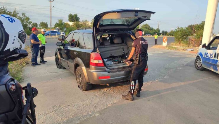“Dur” ihtarına uymayarak kaçan cip lastiklerine ateş edilerek durduruldu
