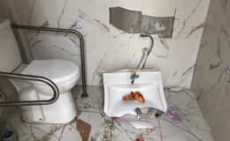 Engelli vatandaşların kullanımındaki lavaboları kırdılar