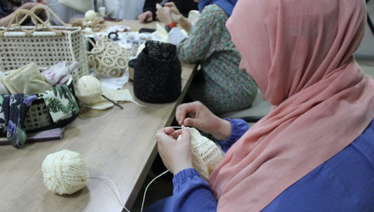 Engelsiz yaz kurslarına katılan annelerine çanta dikim eğitimi verildi