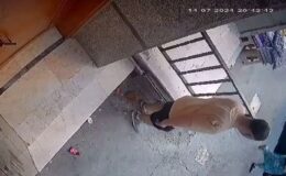 Esenyurt’ta hayrete düşüren anlar: Apartmanın önüne tuvaletini yaptı