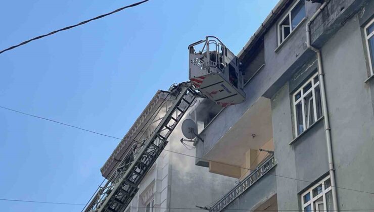 Esenyurt’ta iki bina arasındaki gecekondu alev alev yandı, korku dolu anlar yaşandı