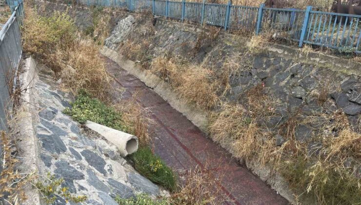 Esenyurt’ta yağmur sonrasında dere kırmızı renkte aktı