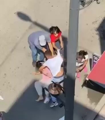 Eski eşi tarafından sokak ortasında darp edildi, çocuklar annelerine siper oldu