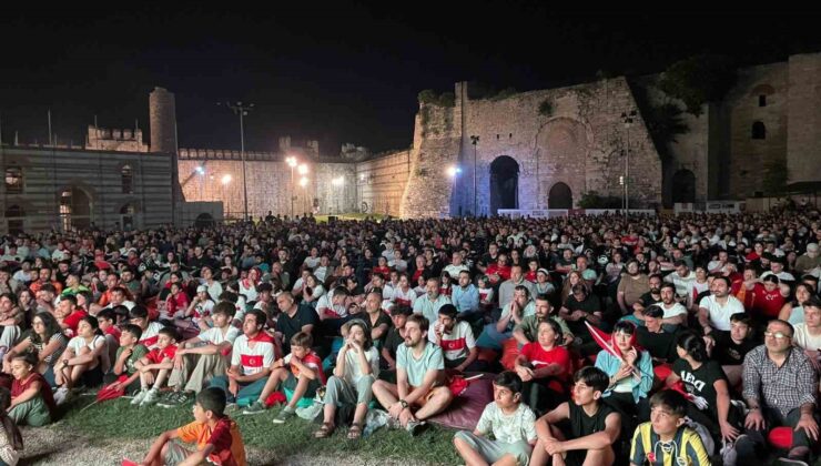 Fatih’te milli maç heyecanı dev ekrandan izlendi