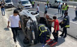 Hafif ticari araç yan yattı: 2 yaralı
