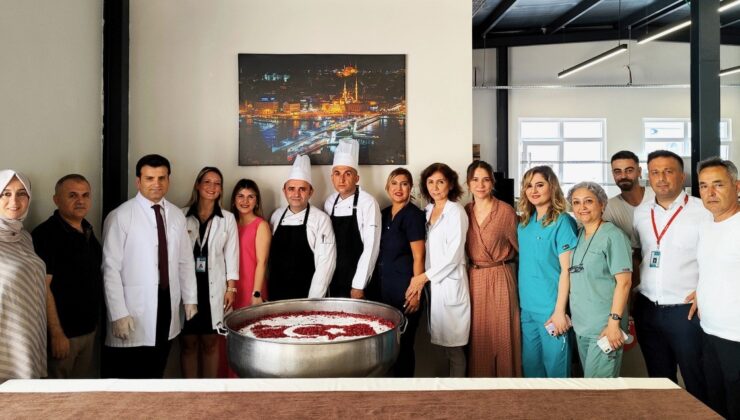 Hastanede vatandaşlara aşure ikramı