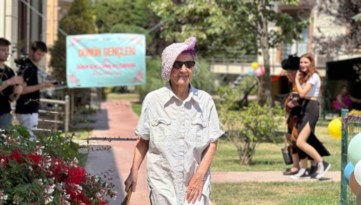 Huzurevindeki yaşlılar ‘Cumhuriyet Dönemi Şapkaları Defilesi’nde boy gösterdi