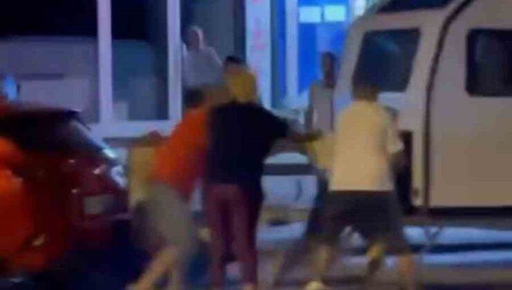 İki grup arası çıkan kavgada sokak ringe döndü