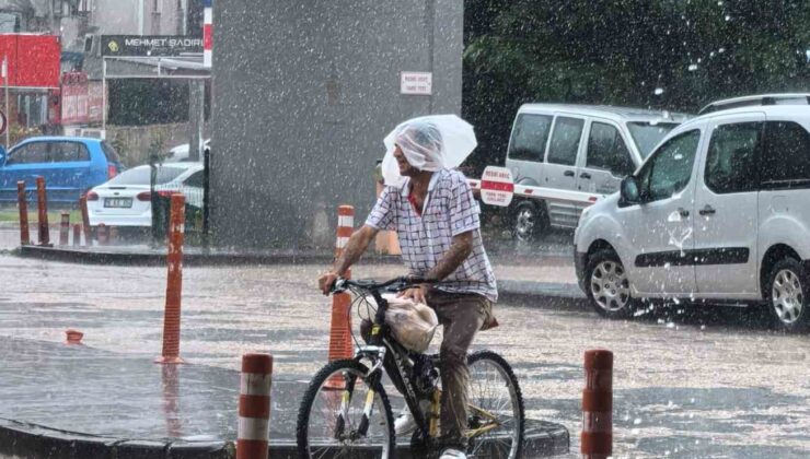 İnegöl’de sağanak hayatı felç etti