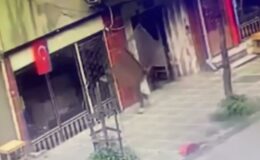 İstanbul’da ilginç hırsızlık kamerada: Apartmanın kapısını söküp çaldı