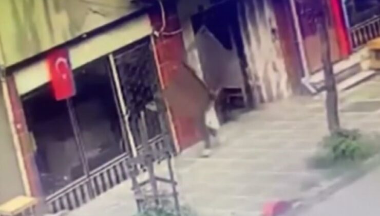 İstanbul’da ilginç hırsızlık kamerada: Apartmanın kapısını söküp çaldı
