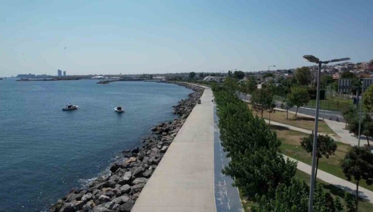 İstanbul’da sıcak hava bunaltıyor: Fatih’te park ve sahil boş kaldı