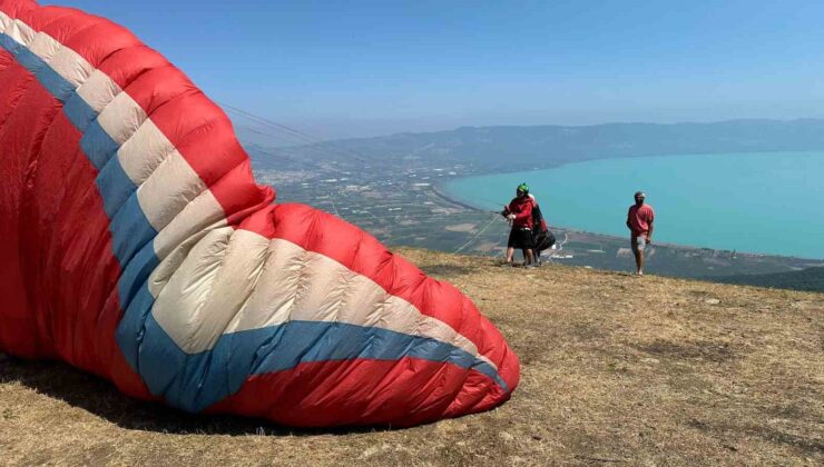 İznik Gölü turkuaza büründü, yamaç paraşütüne akın başladı