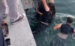 Kadıköy’de denize düşen kadını vatandaşlar kurtardı