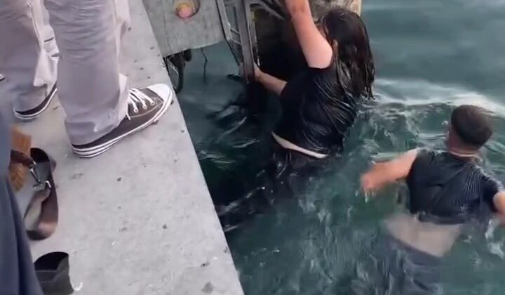 Kadıköy’de denize düşen kadını vatandaşlar kurtardı