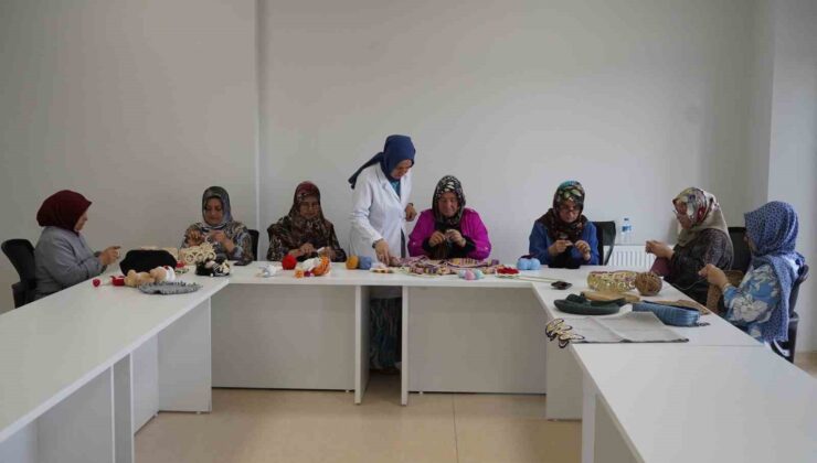Kadınlar hem zanaat öğreniyor hem de sosyalleşiyor