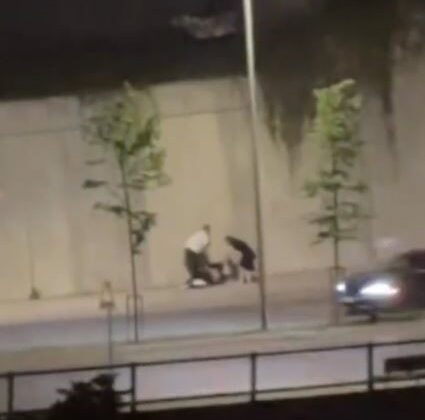 Kaldırımda oturan kadını saçından tutarak sürüklemeye çalıştılar, yanlarına gelenleri kovaladılar