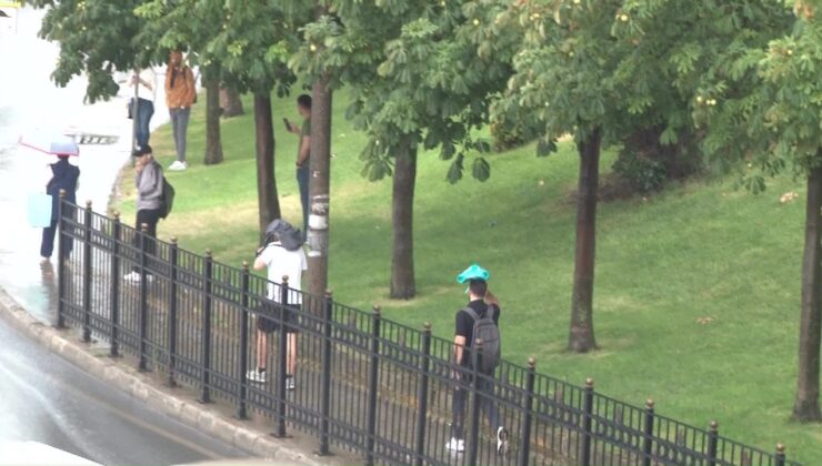 Kartal’da aniden bastıran yağmur vatandaşlara zor anlar yaşattı
