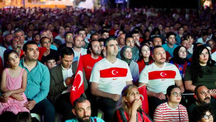 Kartal’da milli maç heyecanı dev ekranda yaşandı