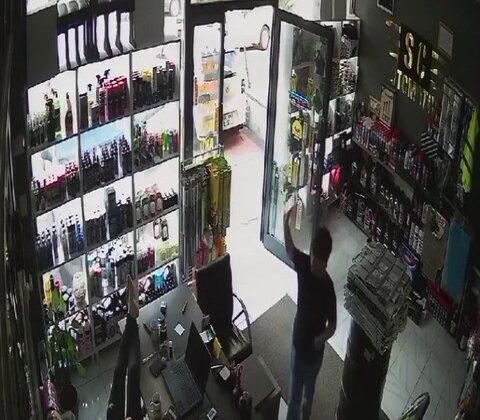 Kasadaki görevlinin uyuduğunu gördü, aldığı ürünü kameraya gösterip parasını bıraktı