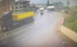 Kaygan yolda virajı alamayan tır yolu kapattı: Kaza kameraya yansıdı