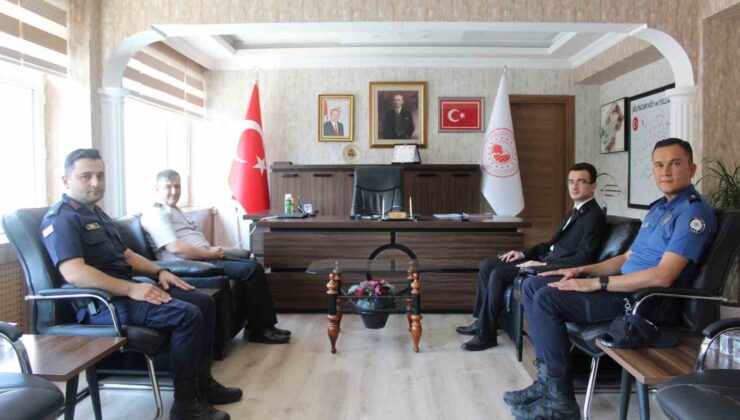 Kaymakam Tahir Ardal, makamında tebrik ziyaretlerini kabul etti