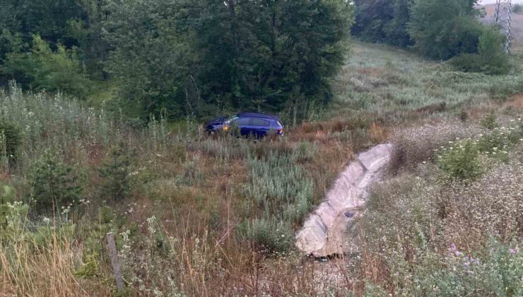 Kaza yapan otomobil, yeşil alana savruldu