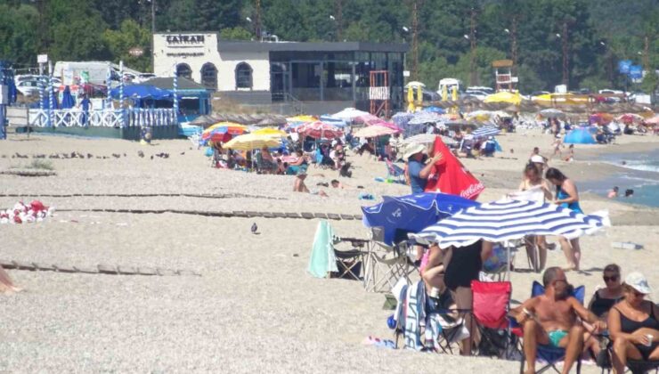 Kırklareli’de sıcaktan bunalan vatandaşlar soluğu denizde aldı