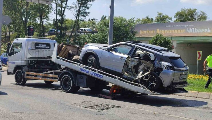 Kırmızı ışıkta geçen minibüs otomobile çarptı: 1’i ağır 6 yaralı