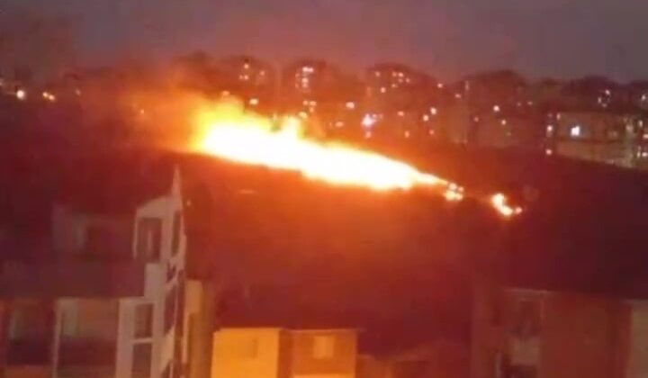 Kocaeli’de çıkan yangın geceyi aydınlattı