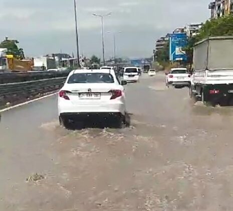 Kocaeli’de sağanak yağış sonrası kanallar taştı