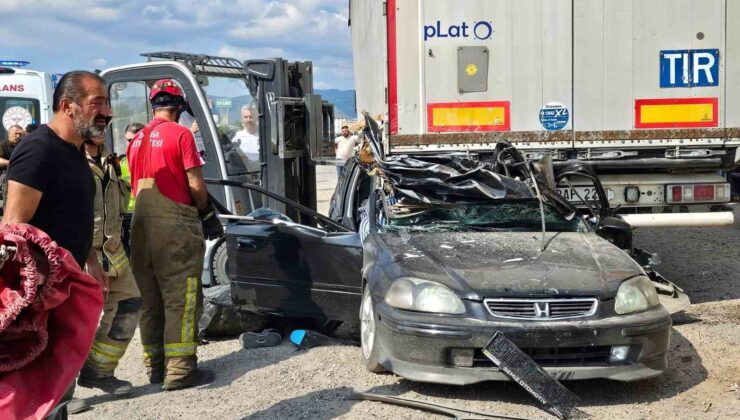 Kontrolden çıkan otomobil tırın altına girdi: 2 ölü