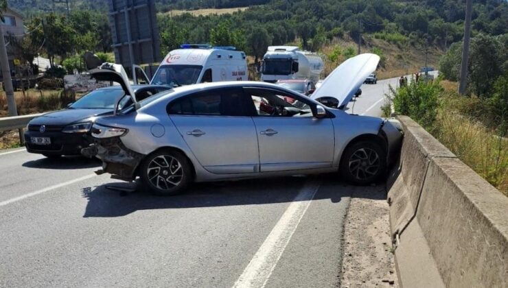 Köprü üzerinde iki otomobil kafa kafaya çarpıştı: 1 hafif yaralı