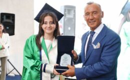 KOSTÜ fakülte bazında ilk mezunlarını verirken, gençler son dersini Mütevelli Heyet Başkanı Emiroğlu’dan aldı