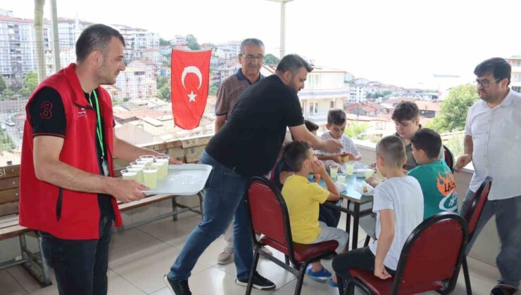 Kur’an kursuna başlayan çocuklara kek ve limonata ikramı