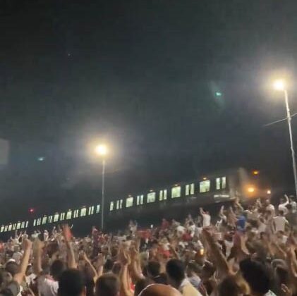 Marmaray makinisti milli maçı taraftarla beraber izledi: O anlar kamerada