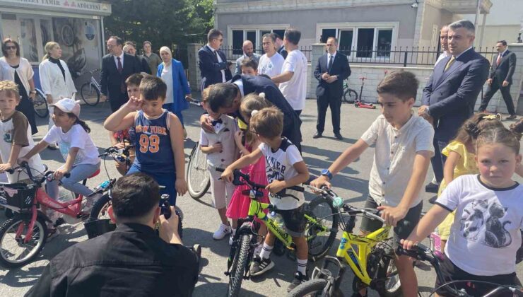 Milli Eğitim Bakanı Tekin Beylikdüzü’nde yaz okulunu ziyaret etti