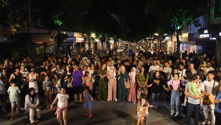 Milli Kuvvetler Caddesi trafiğe kapandı, sanata kapı açtı