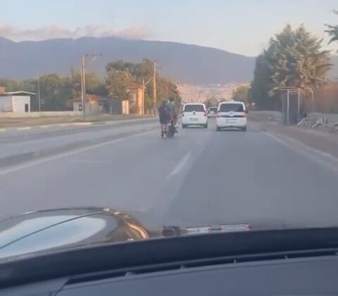 Motosiklete tutunan patenli genç ölüme meydan okudu